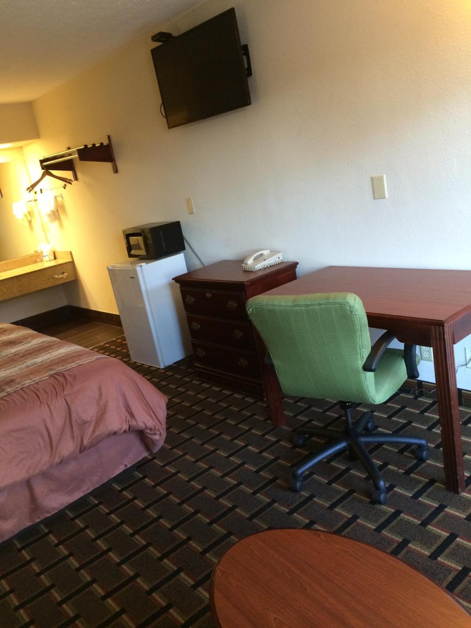 Americas Best Value Inn Near Downtown Nashville Room photo